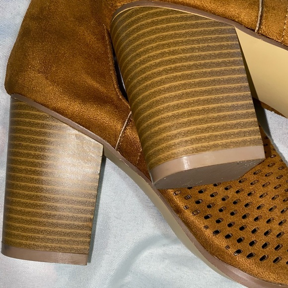 Soho Camel colored peep toe booties Sz 9 - Picture 10 of 11